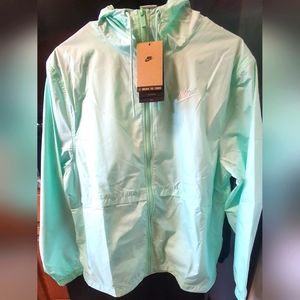 Women's Nike Essential Repel Woven Jacket size Medium